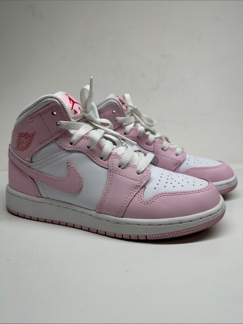 Nike Air Jordan 1 Mid GS Kids Mid-Top Sneakers in Pink and White 4,5Y DQ8423-608